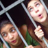 Estella und Hannah hinter Gittern